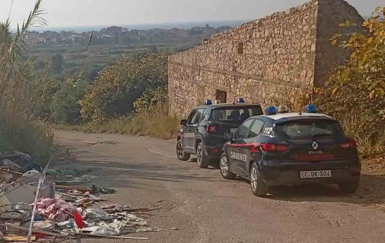 Calvi Risorta, abbandona sacchi di rifiuti nei campi: multa e denuncia
