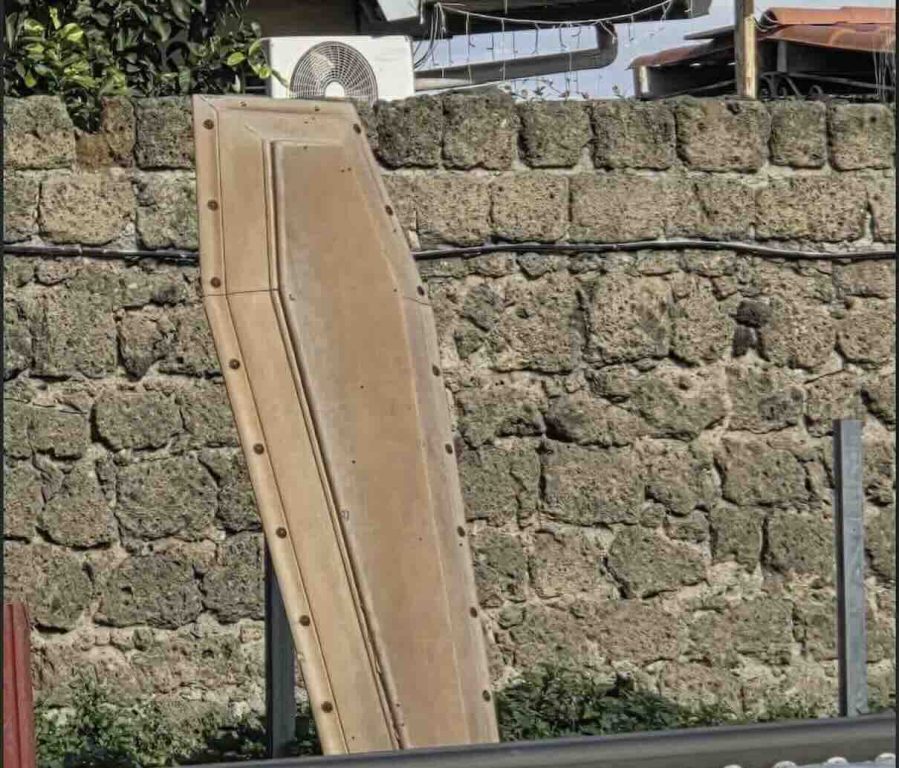 Casandrino, la Terra dei Fuochi 2.0: tra i rottami e i veleni spuntano bare nel rogo-tomba abusivo