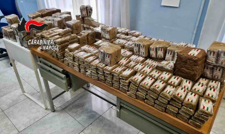 L'hashish sequestrato in strada a Casavatore
