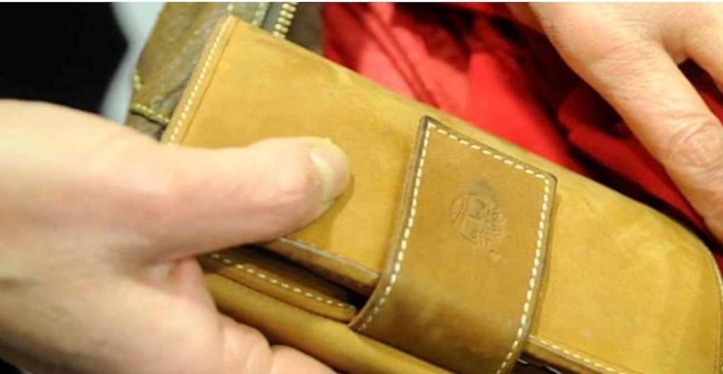 Caserta , presa la “donna dei portafogli”: furti seriali e spese folli con clonate