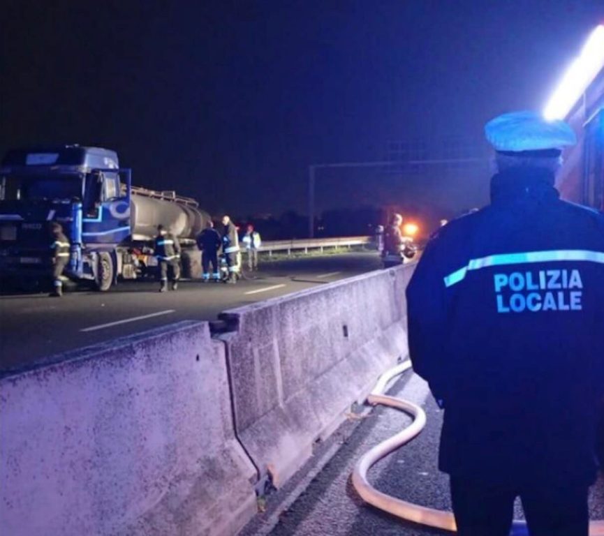Casoria, autocisterna in fiamme sulla Tangenziale: tragedia sfiorata