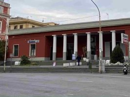 Castellammare, rapina un uomo mentre fa il biglietto alla stazione: arrestato