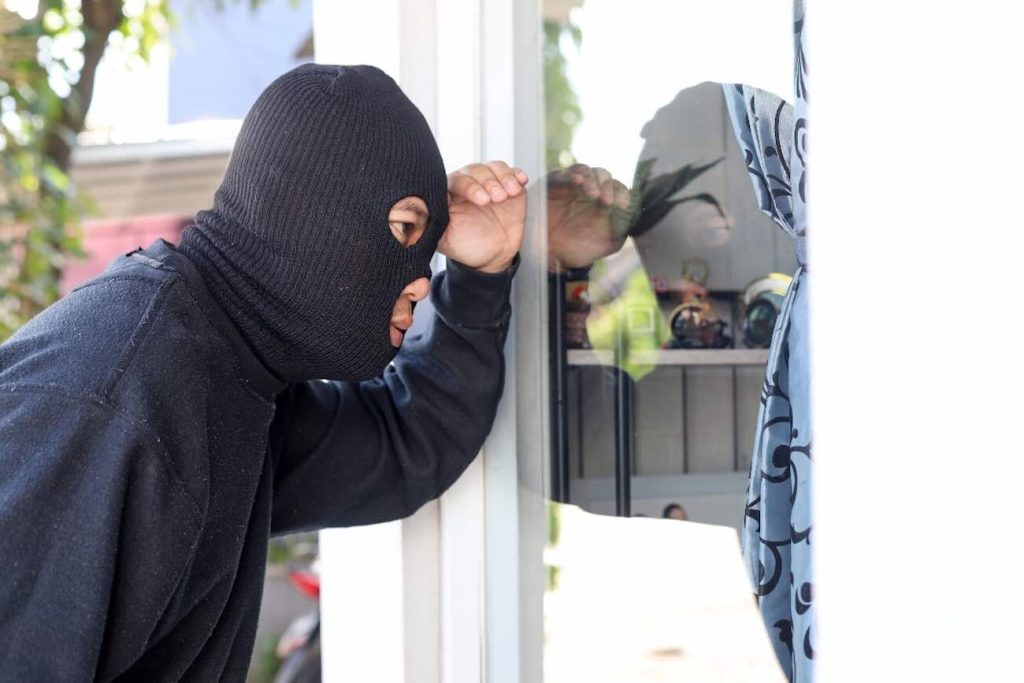 Clamoroso a Ischia, ruba a casa del dirigente del Real Forio: il ladro è un calciatore 21enne di Lacco Ameno