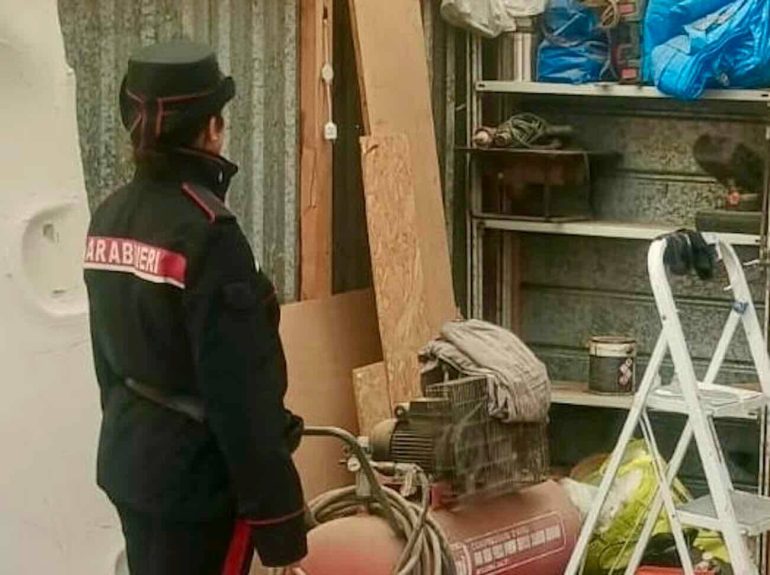 Discarica abusiva scoperta nella Terra dei Fuochi: i carabinieri sigillano un inferno tossico a Villa Literno