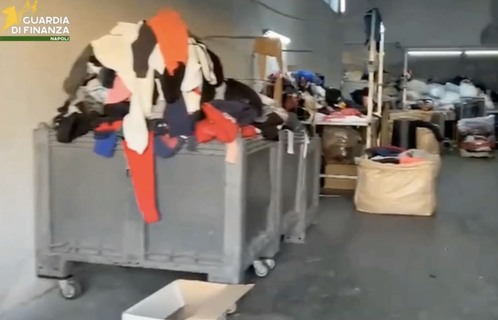 Ercolano, scoperta la “fabbrica fantasma” dei vestiti usati: sequestrate 10 tonnellate di rifiuti
