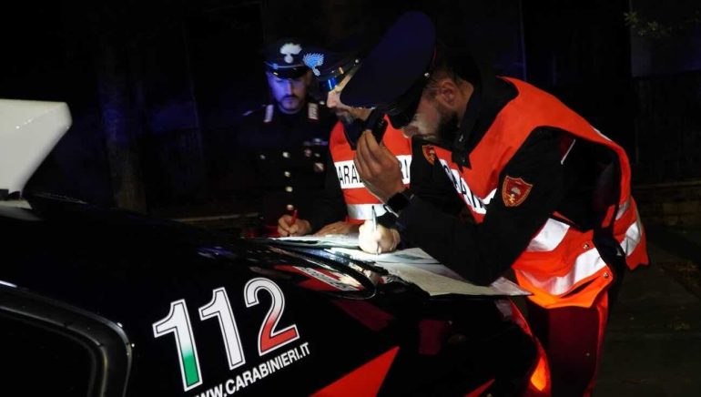 Napoli, nel furgone abiti firmati rubati da un negozio: denunciata coppia di ricettatori