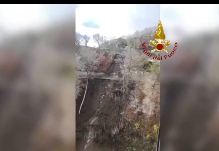 Frana a Montevergine, corsa contro il tempo: Vigili del Fuoco al lavoro senza sosta