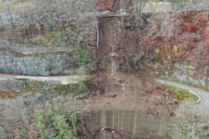 Frana sul Monte Partenio, chiusa la strada per il santuario di Montevergine