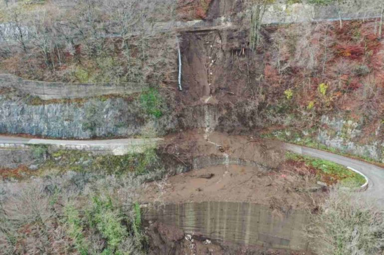 Frana sul Monte Partenio, chiusa la strada per il santuario di Montevergine