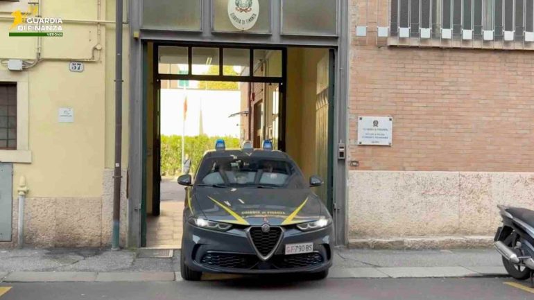 Napoli, maxi frode IVA nel settore informatico: sequestro da oltre 32 milioni di euro