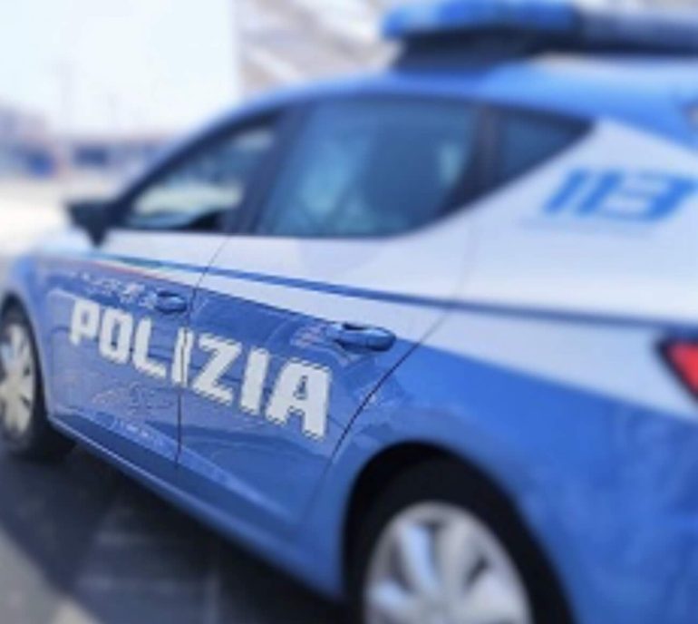 Furia a Pianura: minaccia la madre e poi aggredisce gli agenti