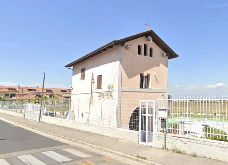 Giugliano, entra in chiesa durante la messa e si mette a suonare il tamburo per protesta