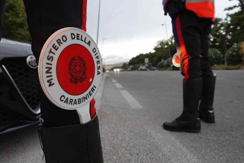 Gricignano, minorenni su auto a noleggio fuggono al posto di blocco: denunciati