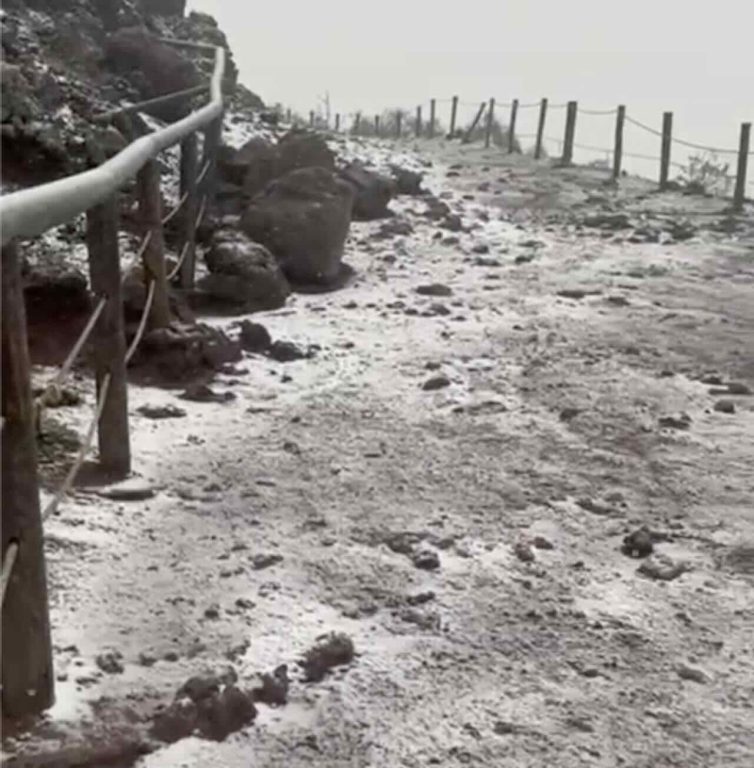 Vesuvius turns white, weather alert extended in Campania