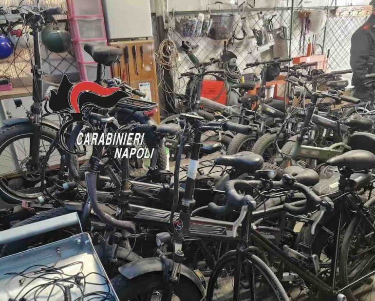 Ischia, da una e-bike rubata un intero deposito di mezzi ricettati: tre denunce