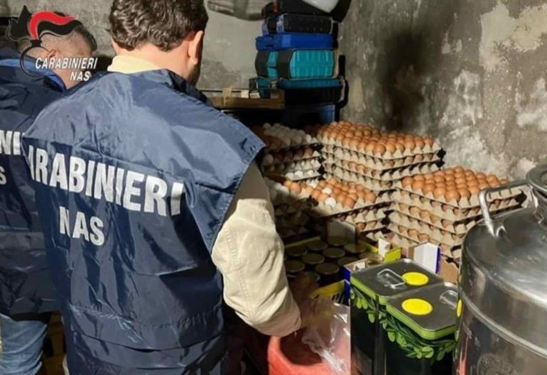 L’ingrosso degli orrori: cibo tra olio motore e pneumatici. Blitz del NAS a Caserta