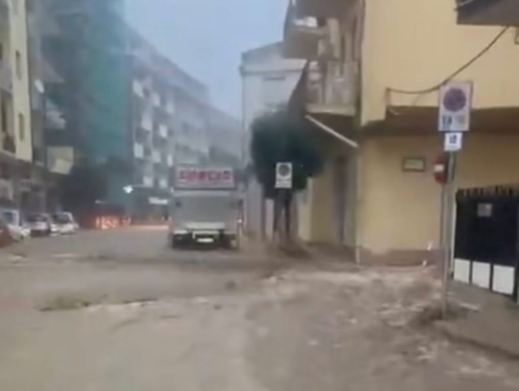 Maltempo, Salernitano in ginocchio. Bomba d’acqua a Sapri: strade come fiumi e scuole chiuse