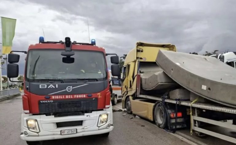 Marcianise, carico di cemento schiaccia la cabina: muore camionista 51enne