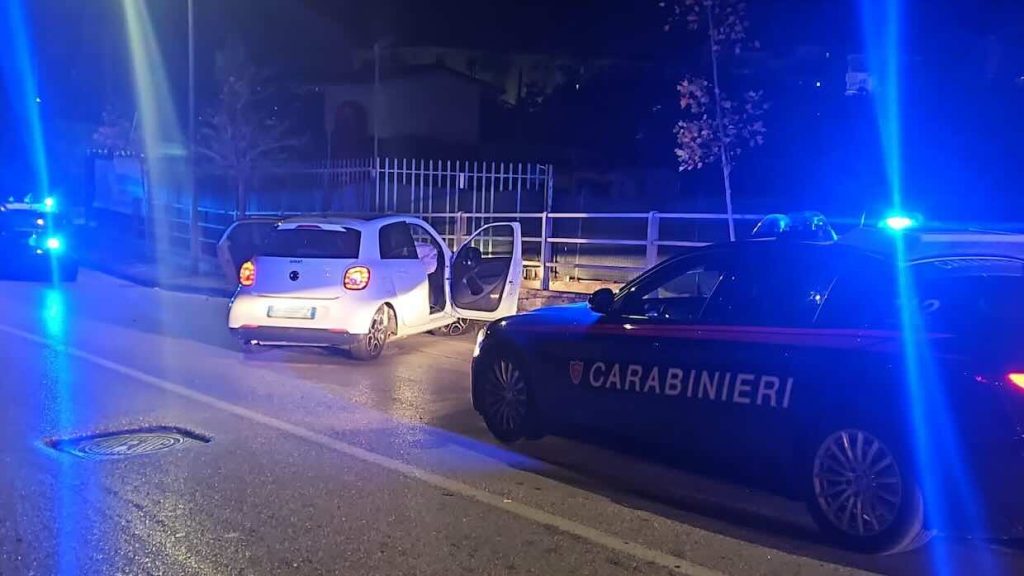 Massa di Somma, in fuga su una Smart rubata si schianta contro cancello: arrestato 19enne