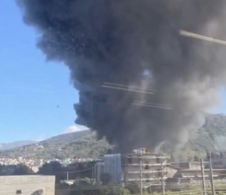 Maxi incendio tra Palma Campania e San Gennaro Vesuviano: nube nera visibile a Napoli