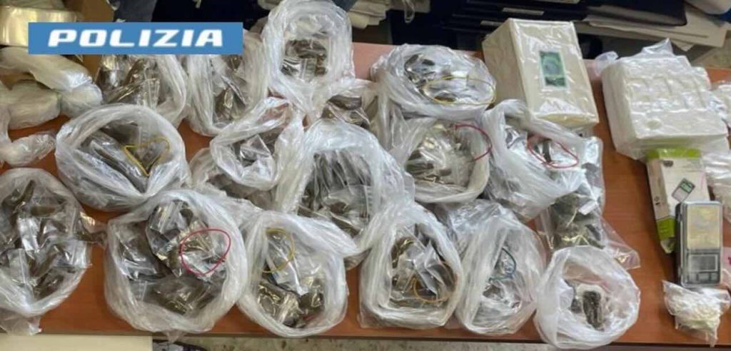 Montecalvario, blitz della Polizia: sequestrati due chili di marijuana e mezzo chilo di cocaina