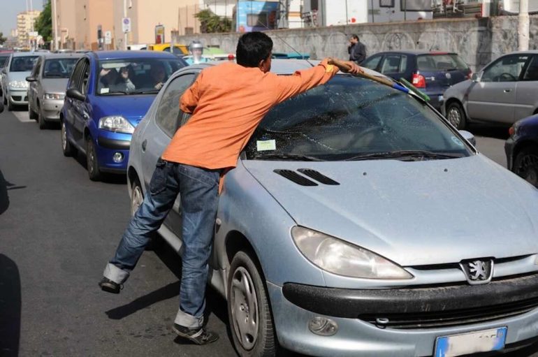Napoli, arresto choc in corso Arnaldo Lucci: lavavetri mauritano estorce soldi e poi aggredisce la polizia