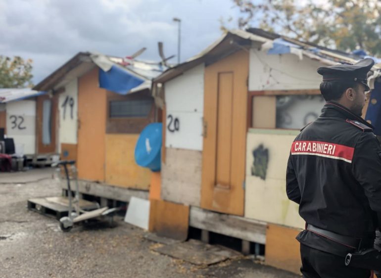 Napoli, blitz al campo Rom di Poggioreale: droni, rame e merce rubata. Due cani in salvo