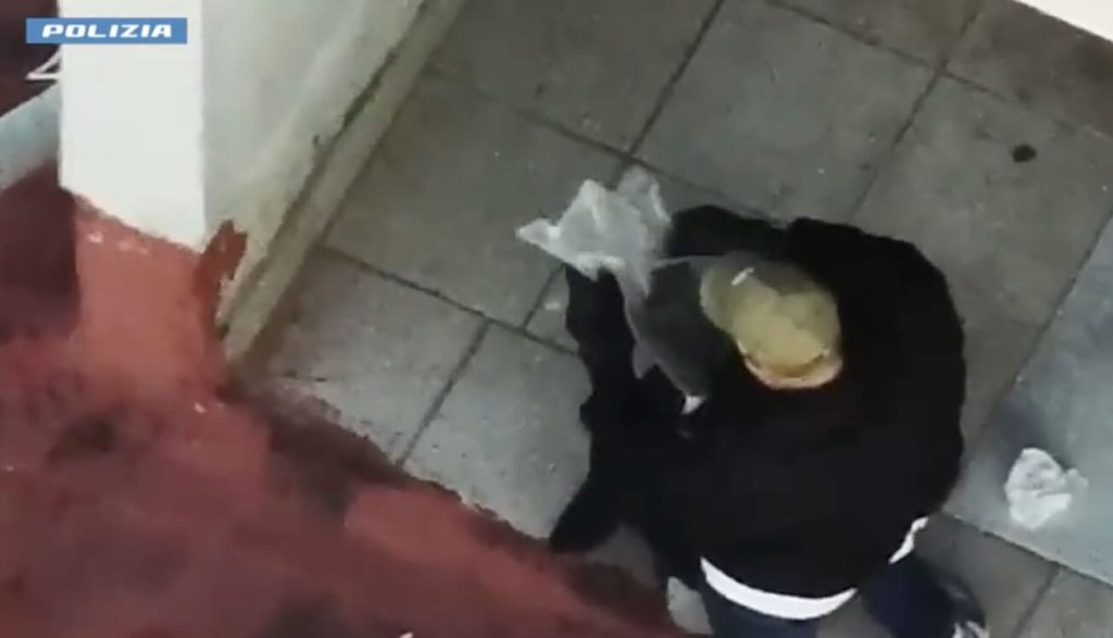Napoli, blitz al “Connolo”: sequestrati 9 chili di droga nel regno del boss Luciano Barattolo