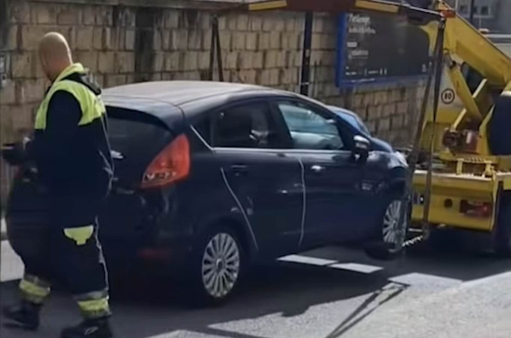 Napoli, blitz anti-parcheggio selvaggio all’Arenella: via San Giacomo dei Capri finalmente libera