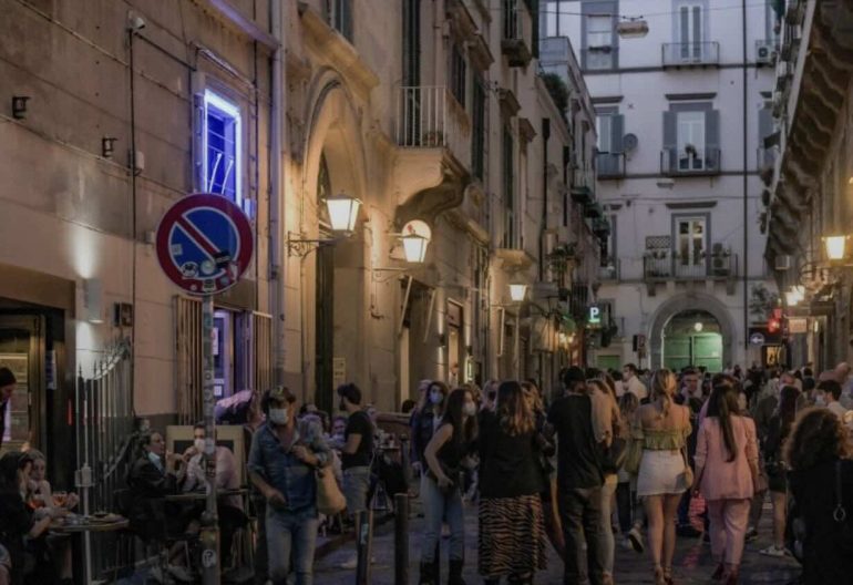 Movida sotto scacco a Chiaia: sanzioni per 4mila euro e 45 chili di cibo sequestrato
