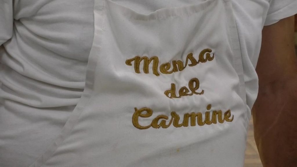 Napoli, don Mimmo Battaglia, pranza alla mensa del Carmine nella giornata mondiale dei poveri 