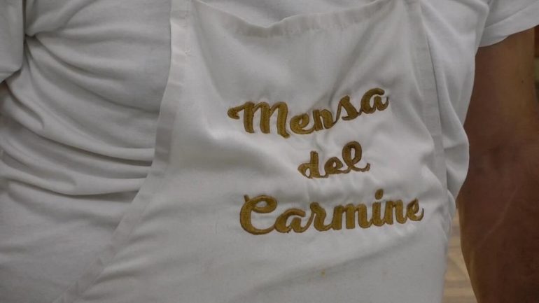 Napoli, don Mimmo Battaglia, pranza alla mensa del Carmine nella giornata mondiale dei poveri 