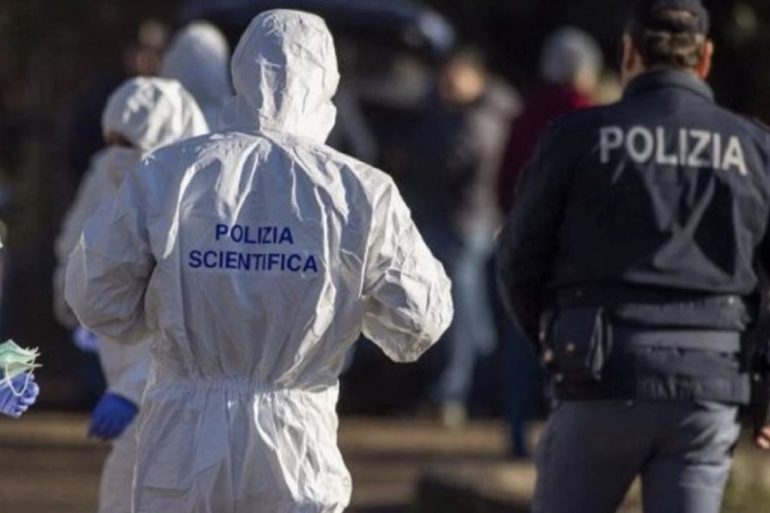 Napoli, donna trovata morta in casa: si indaga per femminicidio