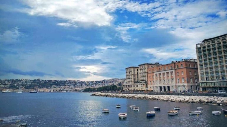 Napoli, dramma sul Lungomare, investito fiorista del Bangladesh: è grave