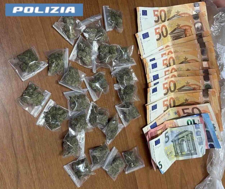 Napoli, droga nell’auto parcheggiata, blitz dei Falchi: arrestati due pusher