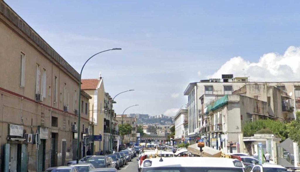 Napoli, furto lampo in via Ferraris: blitz della polizia sul “ladro di automobili”