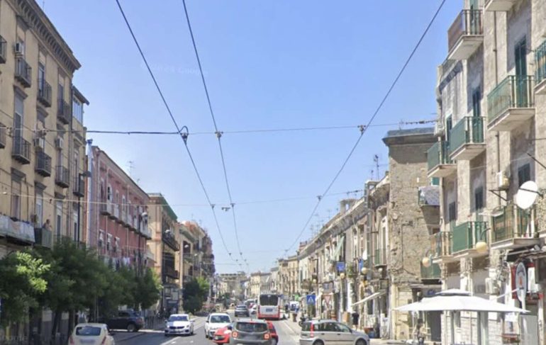 Napoli, giallo a San Giovanni a Teduccio: 59enne trovato morto in un palazzo