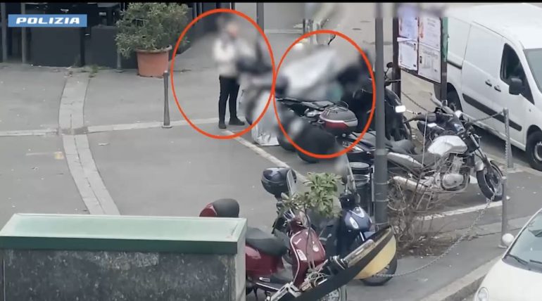Napoli, i due trasfertisti di Rolex “traditi” dalla loro ripetitività nei colpi