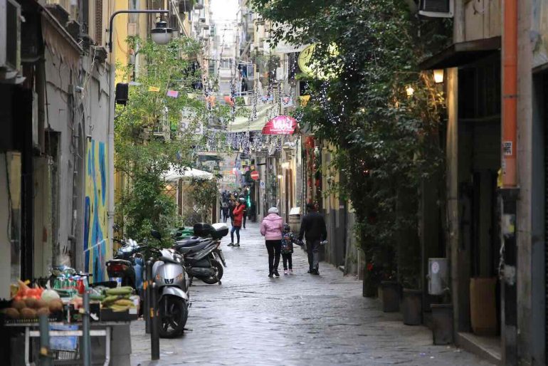 Napoli, ladro ruba un paio di scarpe, messo in fuga dalla proprietaria: arrestato
