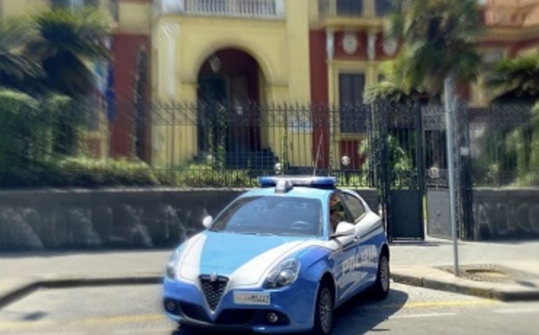 Napoli, ruba la borsa a una cliente in un bar Secondigliano: arrestato 34enne