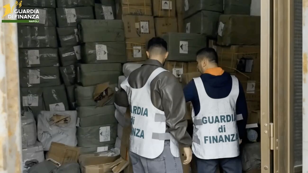 Napoli, sequestratati 38mila profumi falsi