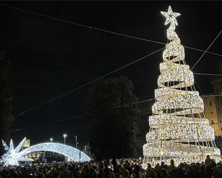 Napoli si accende per Natale: 200 eventi tra musica, luoghi simbolo e periferie