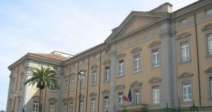 Licenziata dopo perdita dell’appalto: il Tribunale di Napoli ordina reintegra di operatrice socio-sanitaria