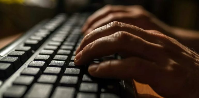 Casoria, «Ti faccio uscire al Tg5 come Martina»: perseguita una 17enne, arrestato stalker 23enne