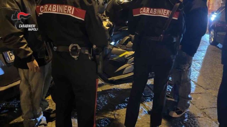 Napoli, stretta ai Baretti di Chiaia: scatta la caccia ai parcheggiatori abusivi