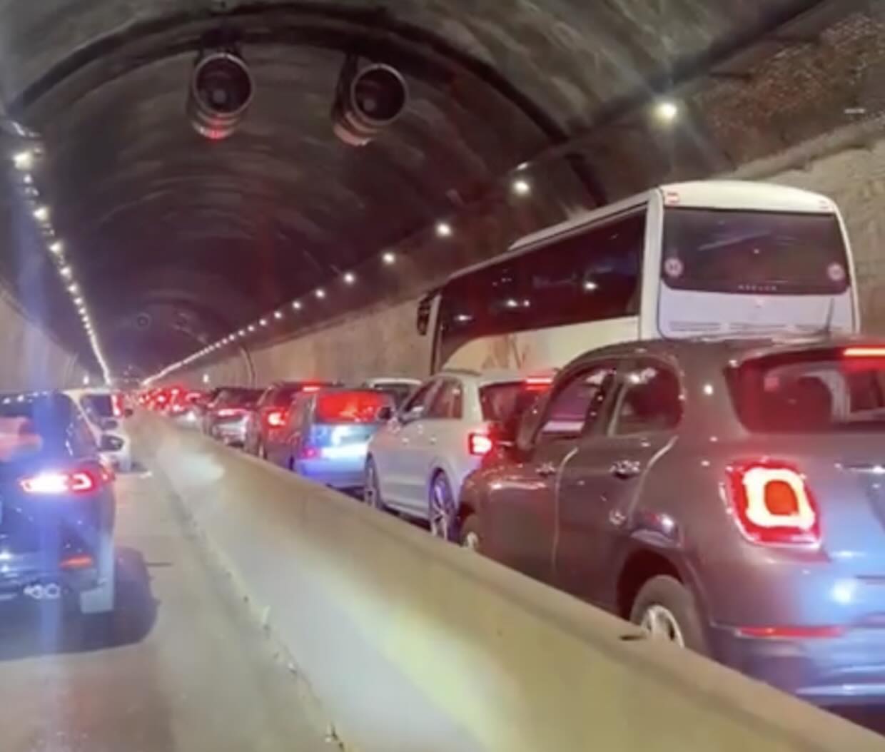 Napoli, tifosi bloccati nella galleria laziale per auto contromano: caos traffico fino a notte