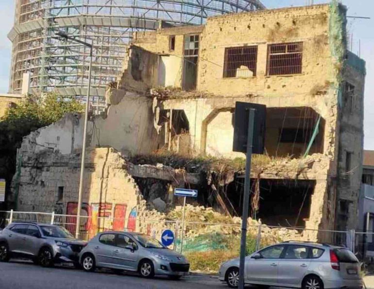 Napoli, via Brin abbandonata al degrado: l’ex opificio crollato diventa rifugio per spaccio e disperazione