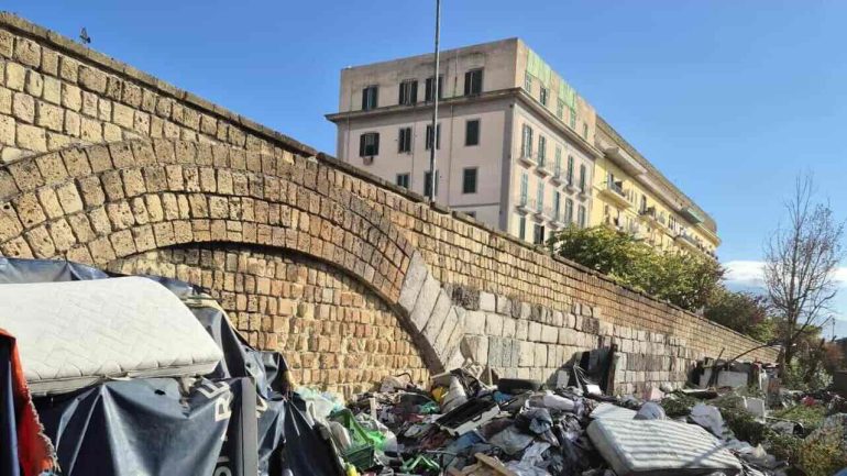 Napoli, via le baracche sotto Ponte della Maddalena