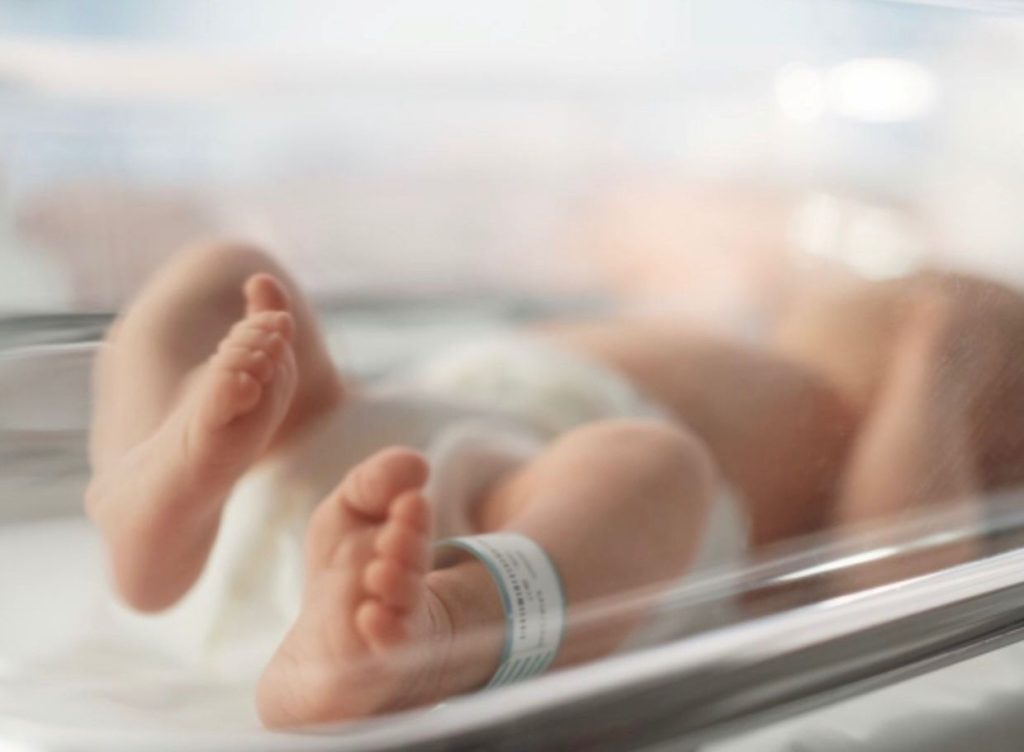 Nola, bimba di un anno ingerisce hashish: denunciato il padre 26enne