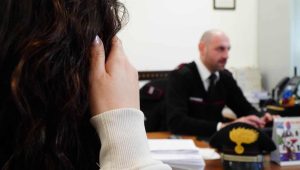 Orta di Atella, anni di violenze e minacce: donna denuncia il compagno, scatta il Codice Rosso
